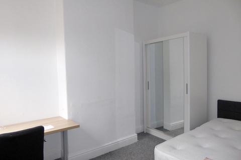 4 bedroom terraced house to rent, Upper West Grove, Manchester