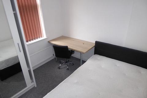 4 bedroom terraced house to rent, Upper West Grove, Manchester
