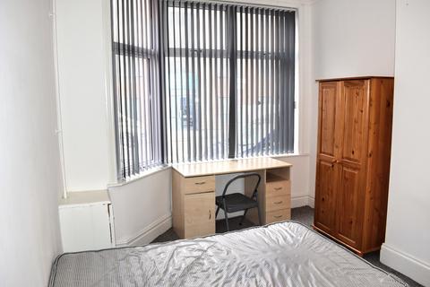 6 bedroom terraced house to rent, Rusholme Place, Rusholme, Manchester