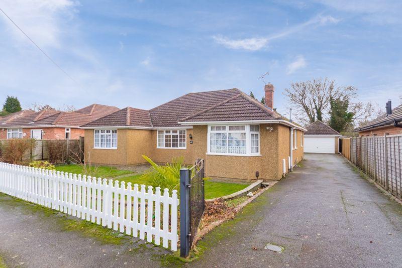 Codmore Crescent, Chesham 4 bed detached bungalow £2,100 pcm (£485 pw)
