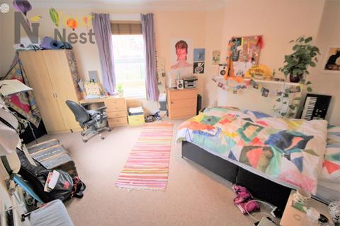 5 bedroom end of terrace house to rent, Hessle Walk, Hyde Park, Leeds, 1EJ