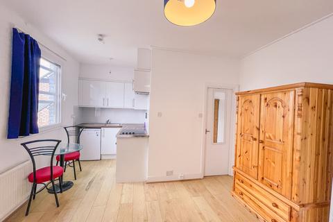Studio to rent, Holloway Road ,Islington, London  N7