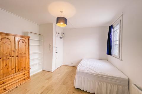 Studio to rent, Holloway Road ,Islington, London  N7