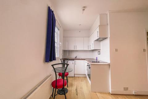 Studio to rent, Holloway Road ,Islington, London  N7