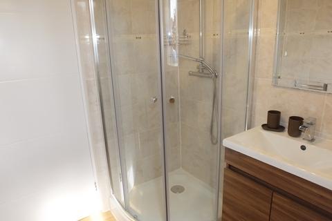 3 bedroom maisonette to rent, WOKING