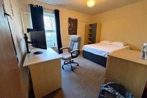 3 bedroom house to rent, Burton Road, Polygon, Southampton, SO15