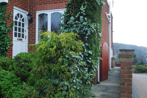 2 bedroom semi-detached house to rent, Thirlmere Close, BEESTON, LS11