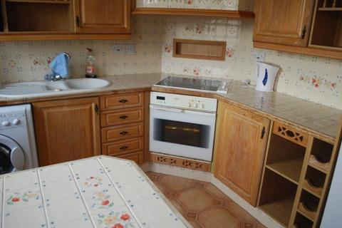 2 bedroom semi-detached house to rent, Thirlmere Close, BEESTON, LS11