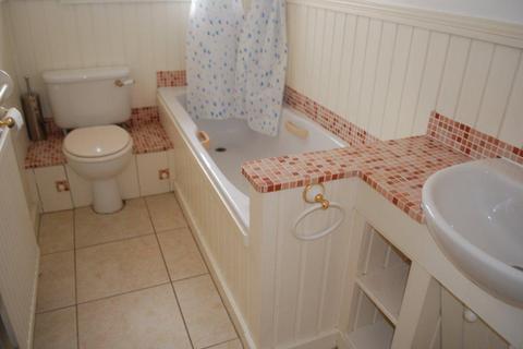 2 bedroom semi-detached house to rent, Thirlmere Close, BEESTON, LS11