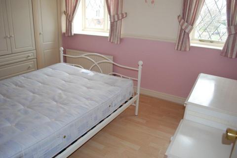 2 bedroom semi-detached house to rent, Thirlmere Close, BEESTON, LS11