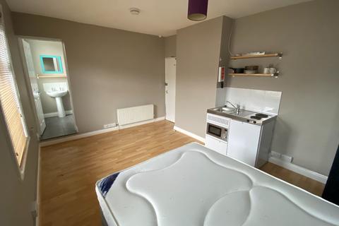 1 bedroom in a house share to rent - Clifton Street, Old Town, Swindon, SN1