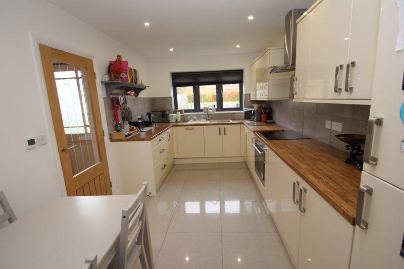 Arrow View, Studley 3 bed detached house £375,000