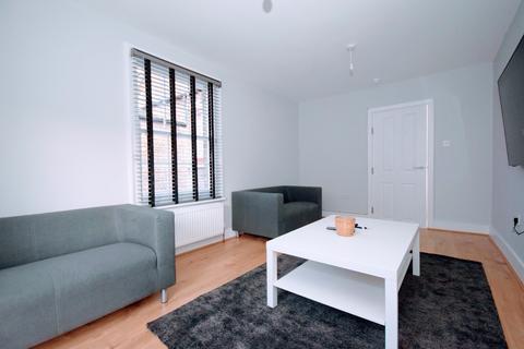 6 bedroom house share to rent - Senrab Street, Stepney E1
