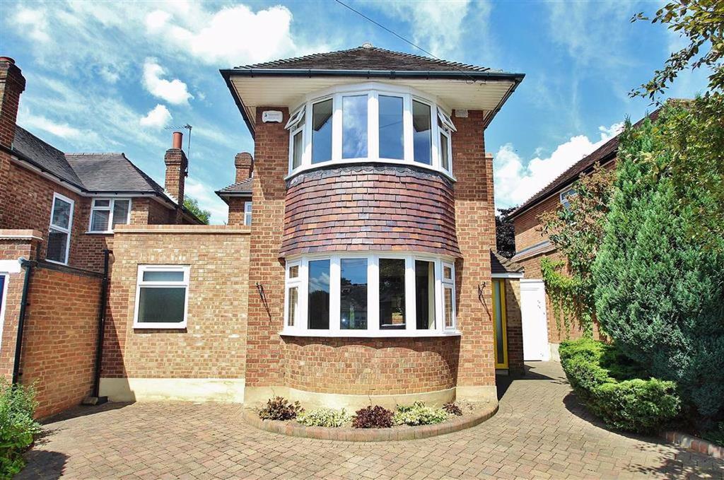 Forest Edge, Buckhurst Hill 3 bed detached house £2,250 pcm (£519 pw)