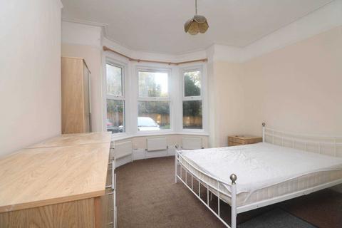 2 bedroom flat to rent, Basingstoke Road, Reading