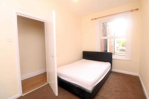 2 bedroom flat to rent, Basingstoke Road, Reading