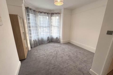 2 bedroom flat to rent, Basingstoke Road, Reading