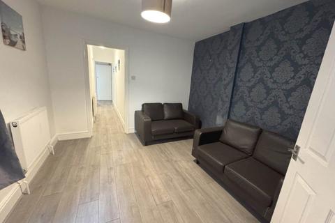 2 bedroom flat to rent, Basingstoke Road, Reading