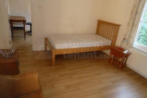3 bedroom flat to rent - South Street