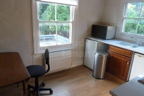 3 bedroom flat to rent - South Street