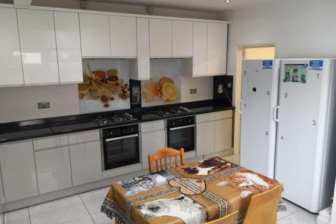 8 bedroom house share to rent - Chase Road