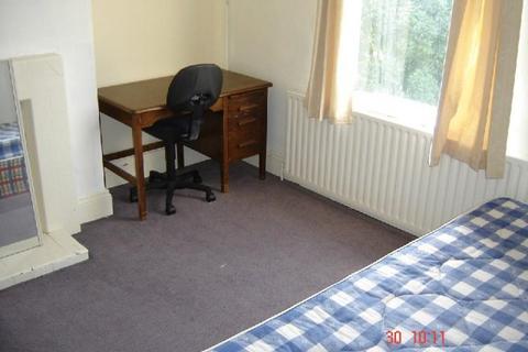 2 bedroom flat to rent, Beech Avenue