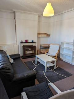 2 bedroom flat to rent, Beech Avenue