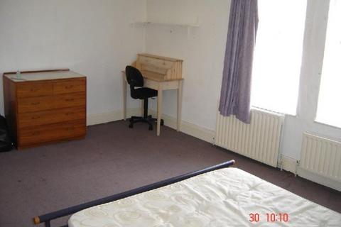 2 bedroom flat to rent, Beech Avenue