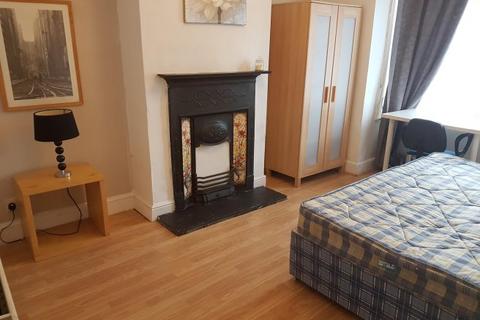 3 bedroom house share to rent, CASTLE AVENUE