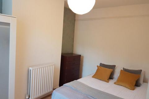 3 bedroom house share to rent, CASTLE AVENUE