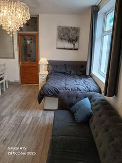 2 bedroom flat to rent, Southfield Road