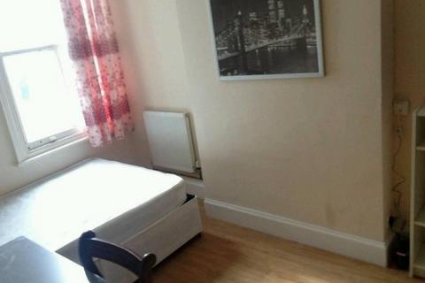 4 bedroom house share to rent - Clara Street