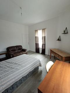 3 bedroom flat to rent, Shoreham Street