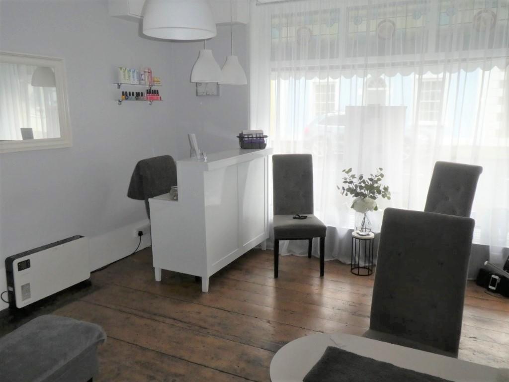 Right Hand Unit (Beautician's Salon)