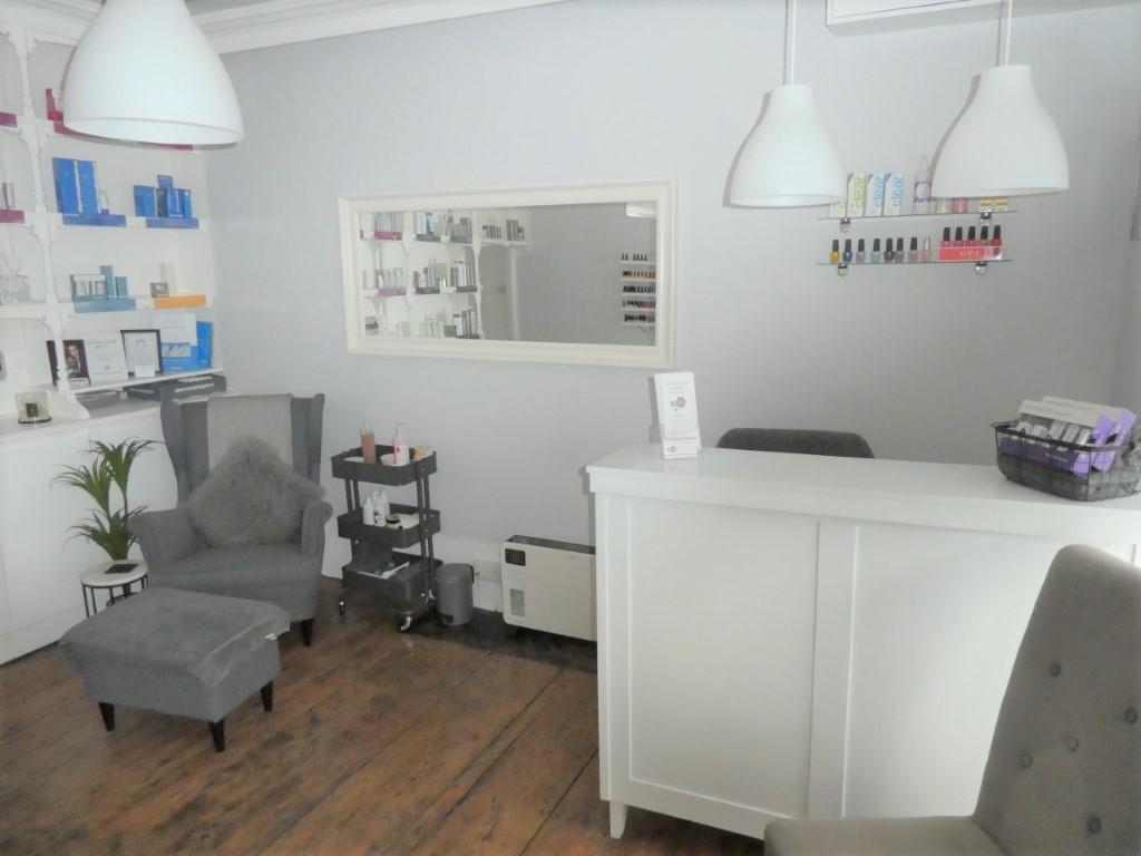Right Hand Unit (Beautician's Salon)