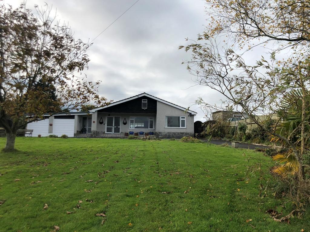Bowls Road, Blaenporth, Cardigan, SA43 3 bed bungalow £275,000