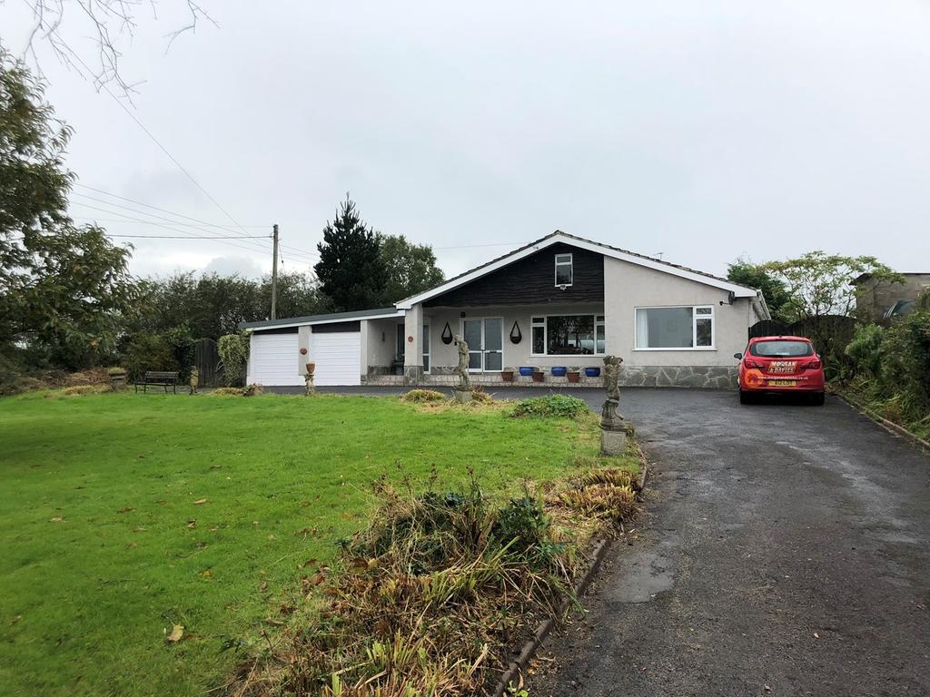 Bowls Road, Blaenporth, Cardigan, SA43 3 bed bungalow £275,000
