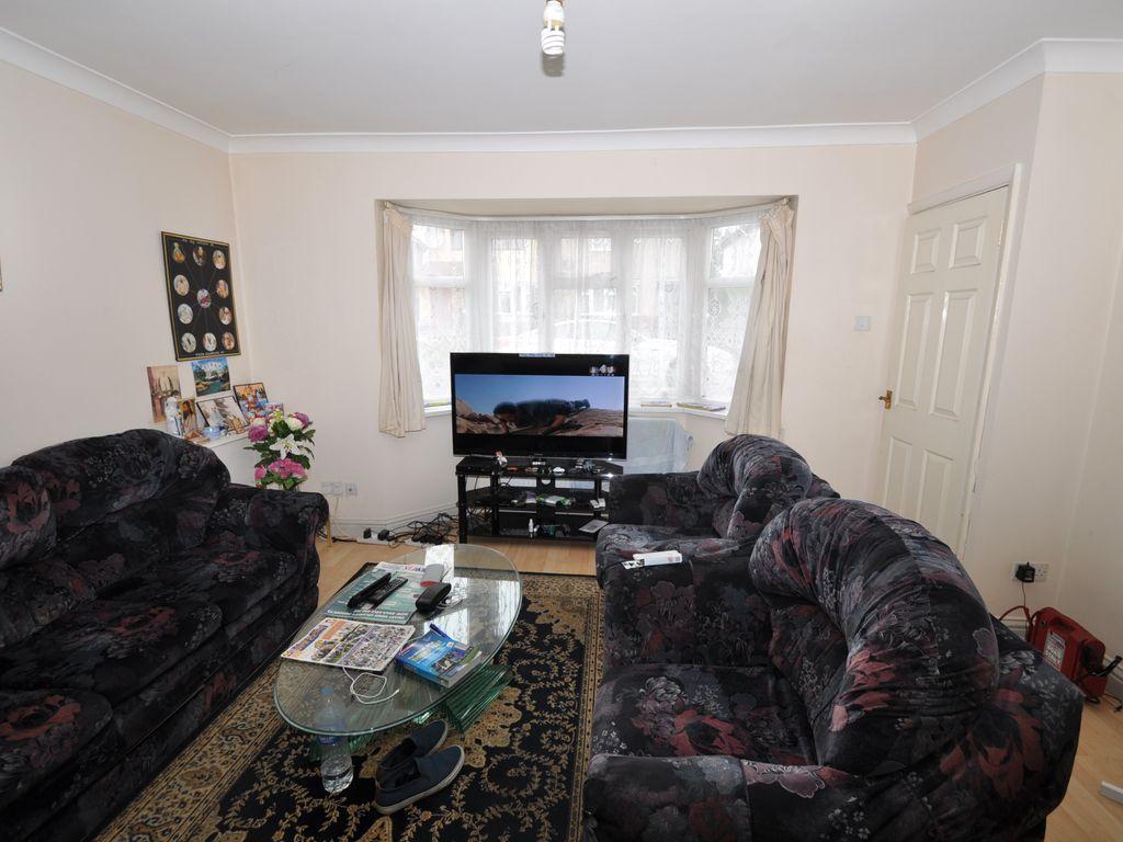 Faraday Road, Slough, SL2 3 bed semidetached house £1,250 pcm (£288 pw)