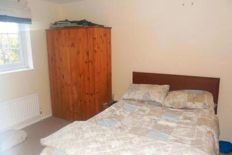 3 bedroom semi-detached house to rent, Barnston Close, Luton, Bedfordshire, LU2