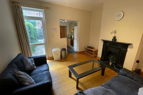 4 bedroom terraced house to rent, Avenue Road,