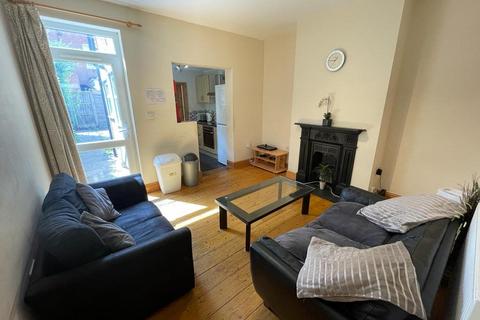 4 bedroom terraced house to rent, Avenue Road,