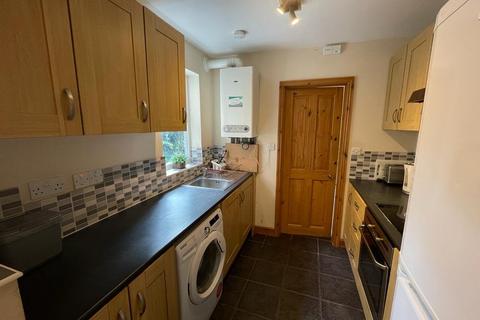 4 bedroom terraced house to rent, Avenue Road,