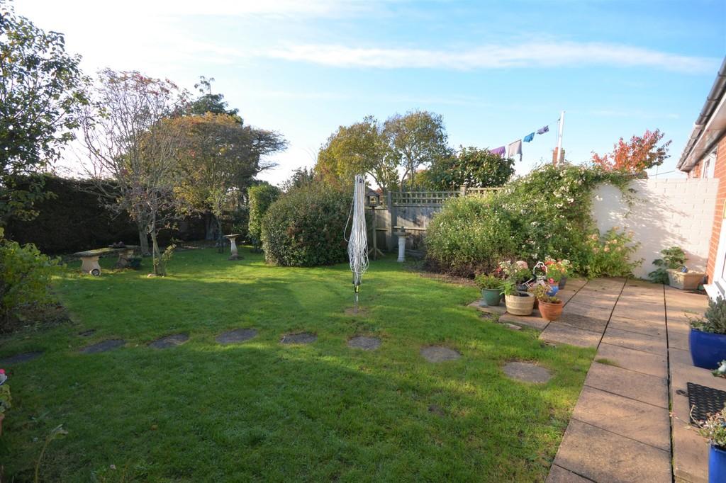 Hillcrest Drive, Lowestoft 2 bed semidetached bungalow £160,000