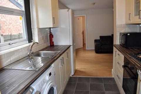 6 bedroom semi-detached house to rent, Barnsfold Avenue, Fallowfield, Manchester