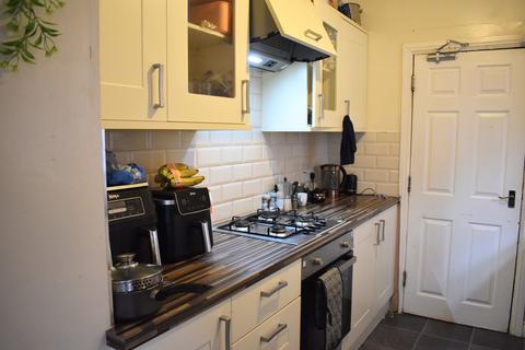 6 bedroom semi-detached house to rent, Barnsfold Avenue, Fallowfield, Manchester