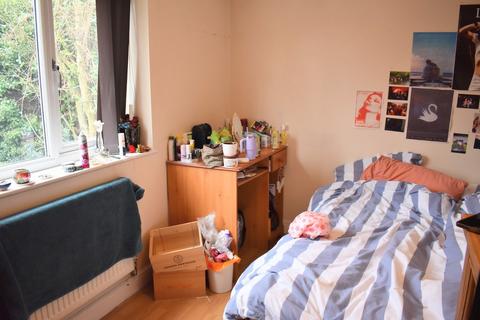 6 bedroom semi-detached house to rent, Barnsfold Avenue, Fallowfield, Manchester