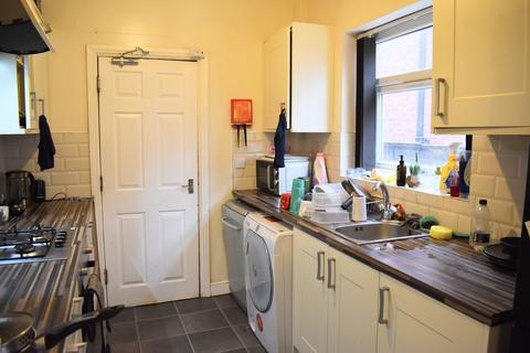 6 bedroom semi-detached house to rent, Barnsfold Avenue, Fallowfield, Manchester