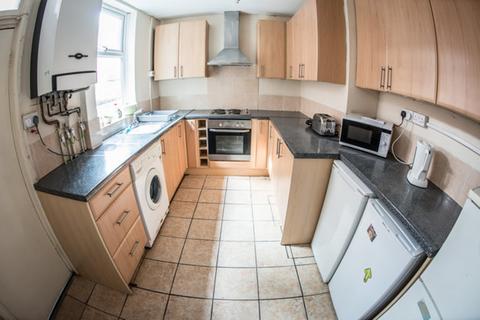 5 bedroom end of terrace house to rent, Albert Grove, Lenton