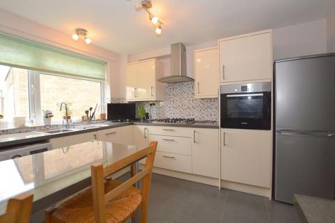 2 bedroom apartment to rent, Lonsdale Close, Hatch End