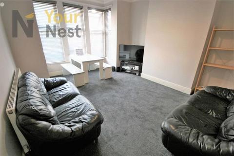 6 bedroom terraced house to rent, HALF SUMMER RENT. Estcourt Terrace, Headingley, LS6 3EX